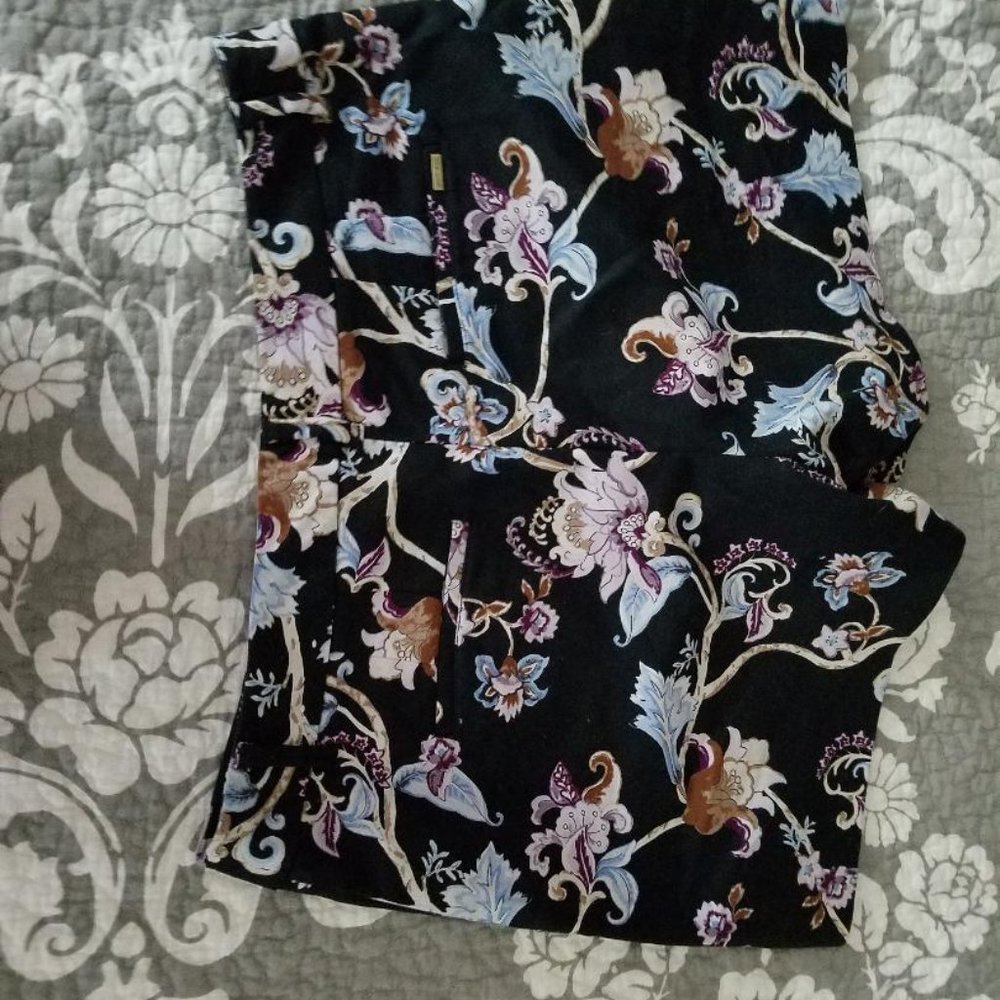 WHITE HOUSE/BLACK MARKET,DRESSY FLORAL SHORTS, NEW